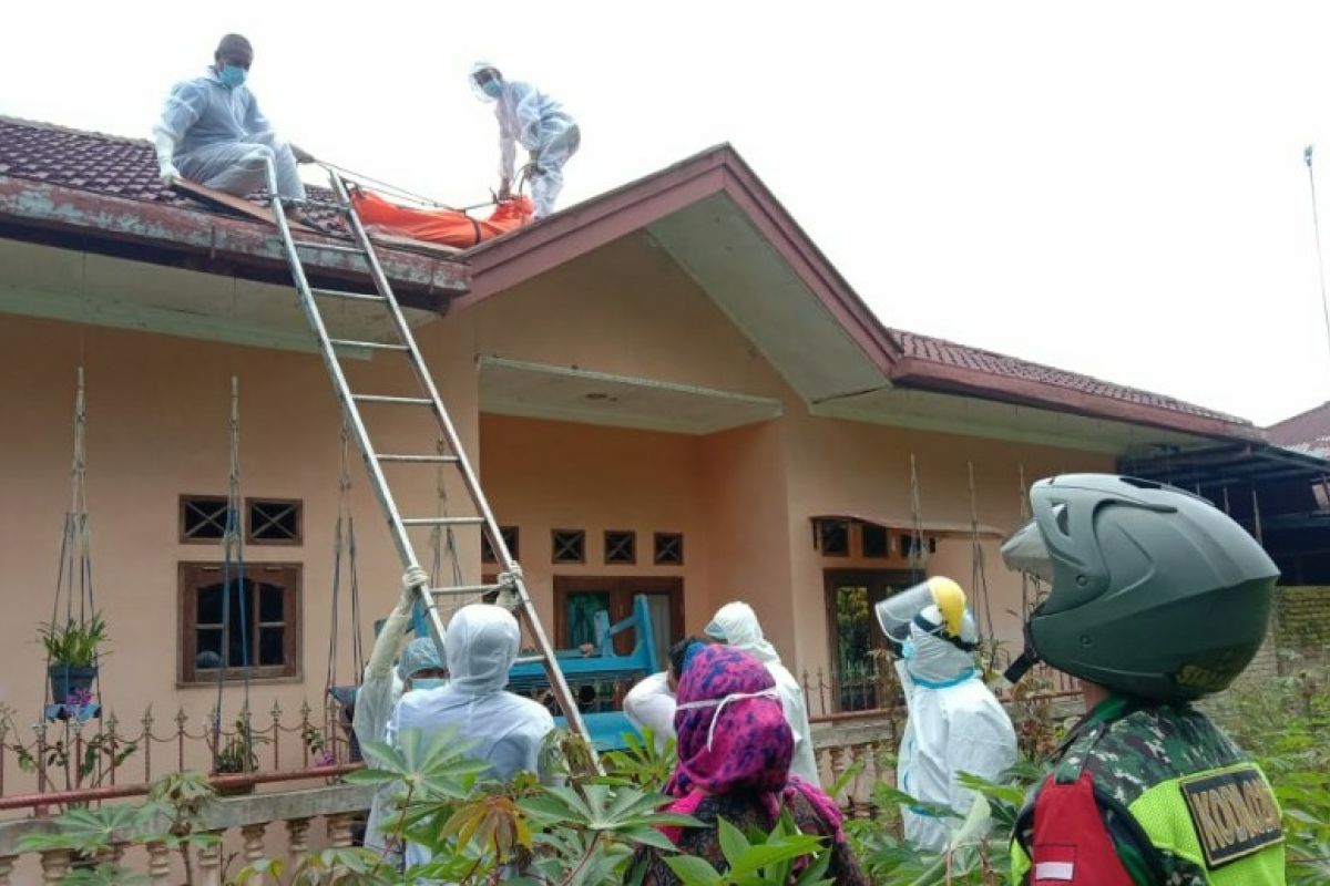 Warga Helvetia Medan tewas di atap rumah di Simalungun