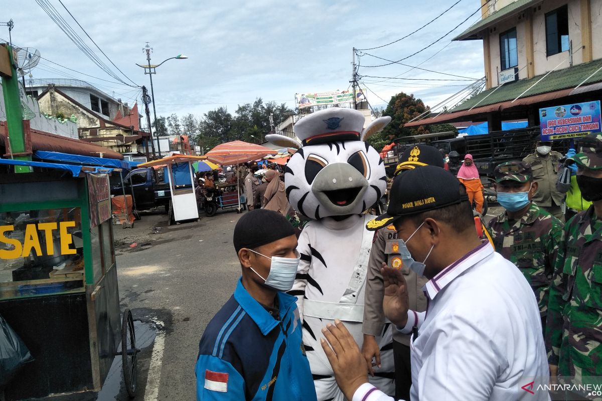 Forkopimda Pariaman bagikan masker sebelum terapkan sanksi pelanggar protokol kesehatan