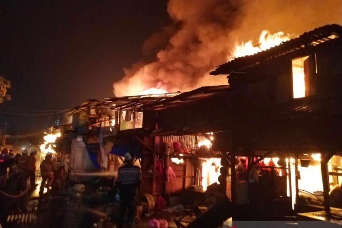 60 bangunan terbakar di Pasar Ciplur Jakarta Utara