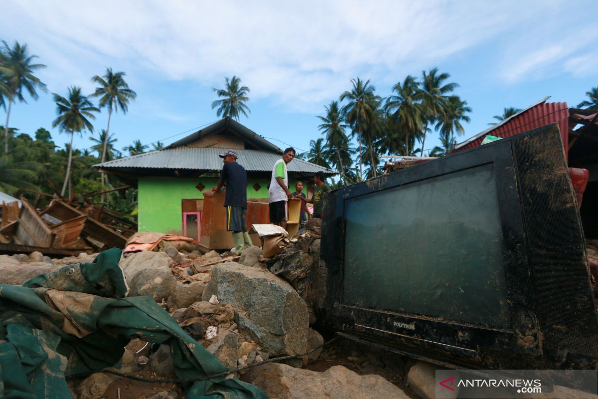 Anak 11 tahun tertimbun longsor di belakang rumahnya