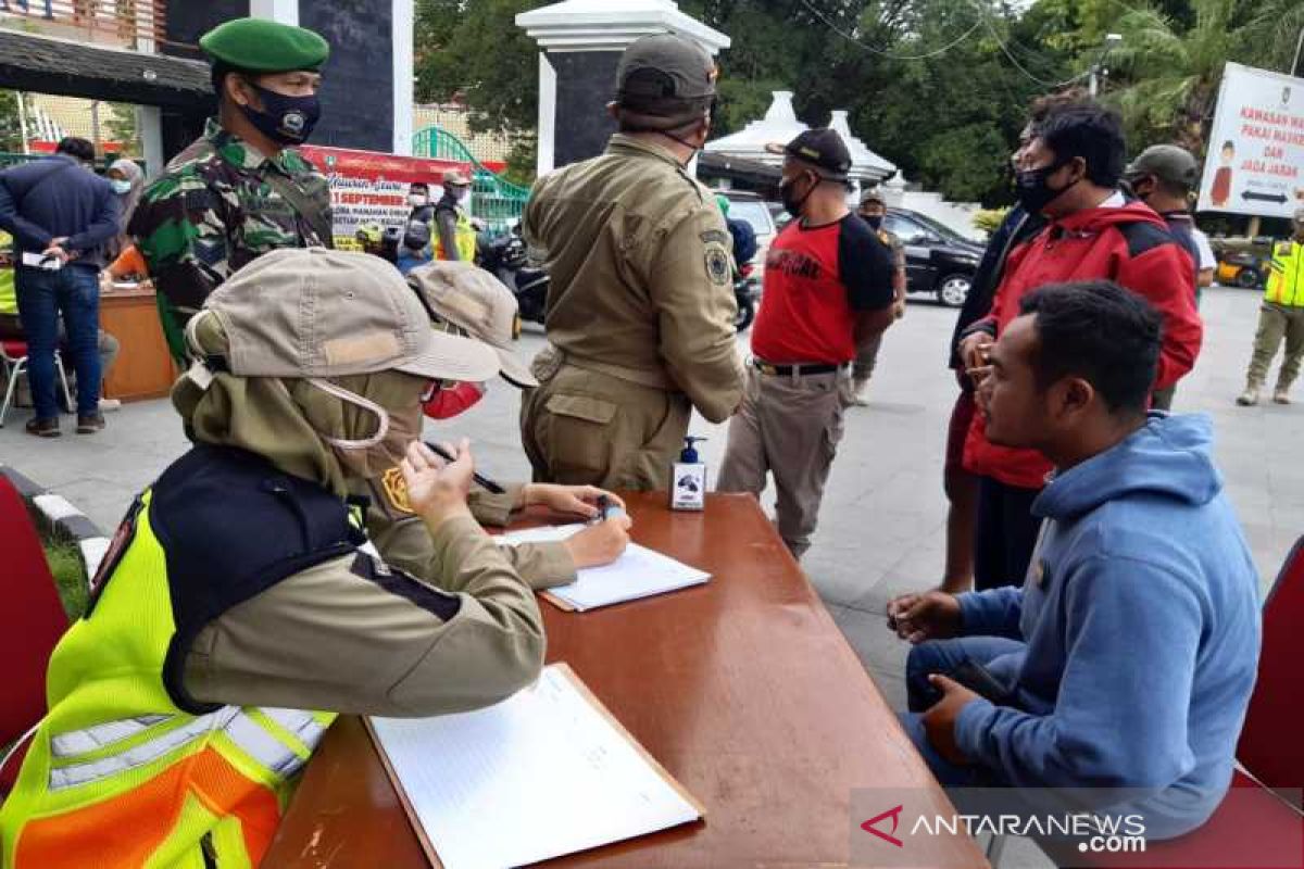 Puluhan  pelanggar protokol kesehatan di Solo dihukum bersihkan saluran sungai