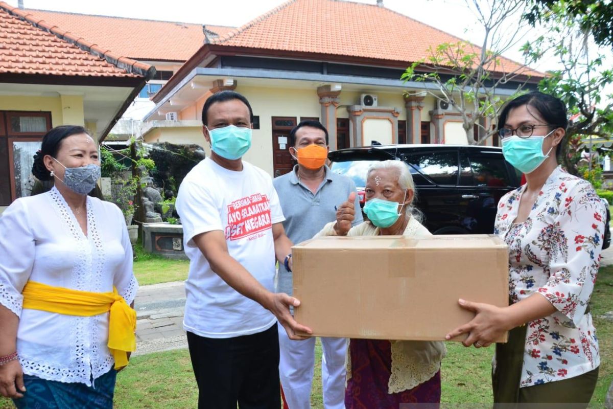 Sekda serahkan bantuan 82.000 masker ke panti sosial se-Bali