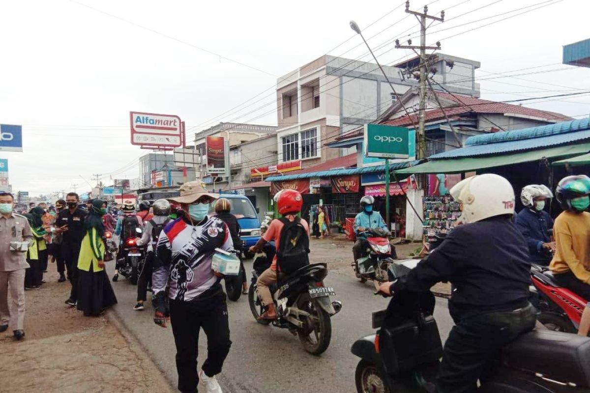 Sujiwo ikut bagikan masker kepada warga