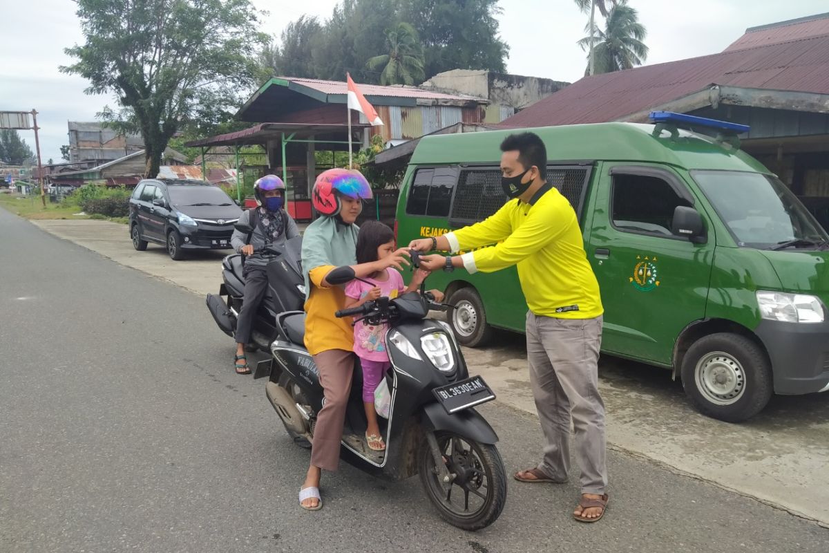 Masuk zona merah, Kejari Aceh Jaya bagikan ratusan masker kepada masyarakat