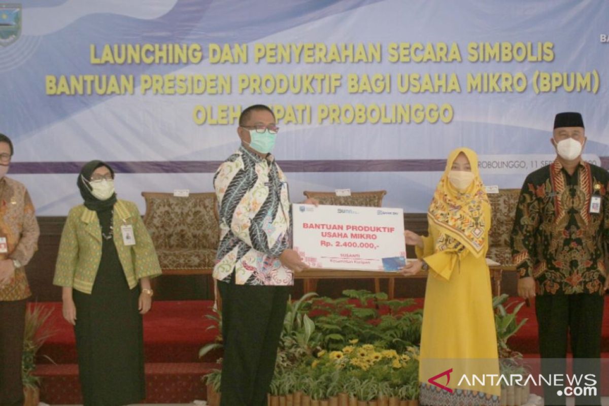 Pemkab Probolinggo serahkan bantuan presiden produktif bagi usaha mikro