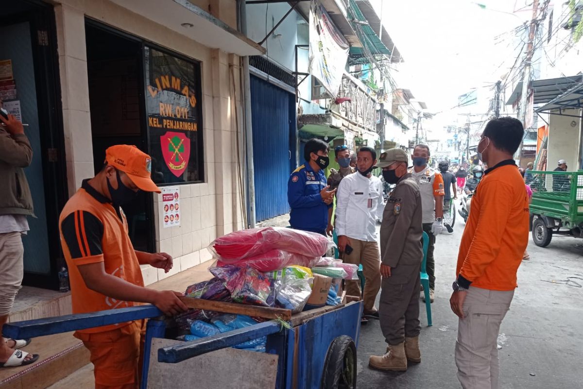 300 paket makanan disalurkan untuk korban kebakaran Pasar Ciplur