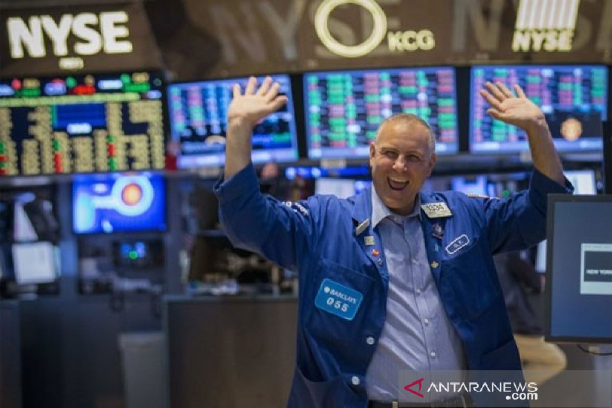 Wall Street ditutup beragam dengan Indeks Dow Jones naik 131,06 poin