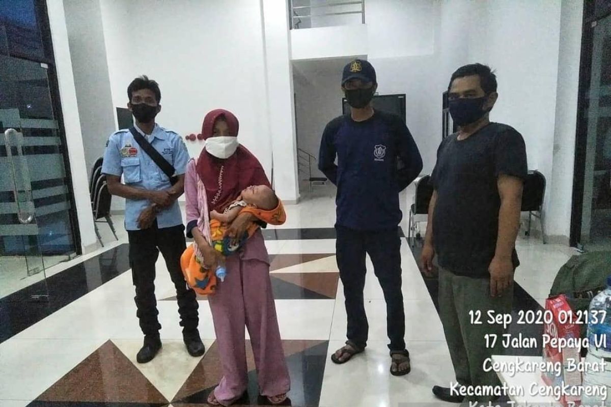 Seraya gendong anak, ibu terlantar mencari suami di Kembangan