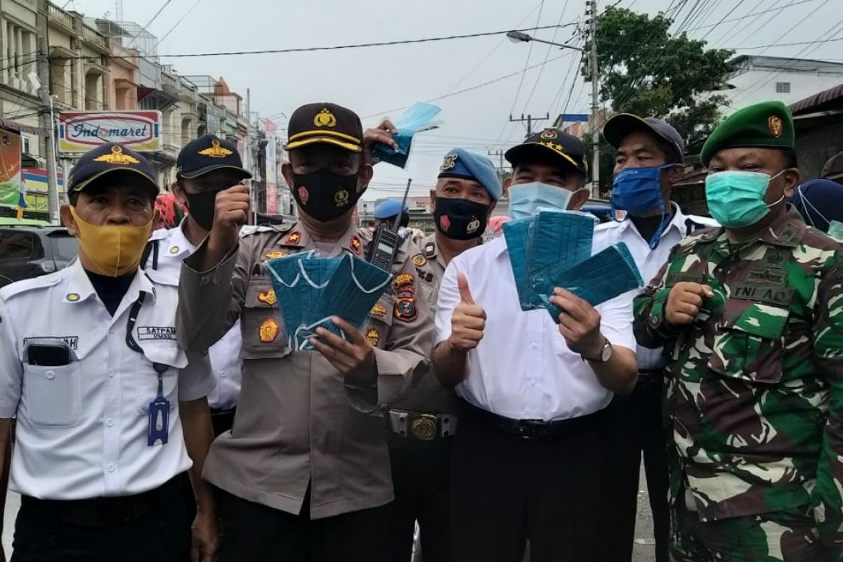 Kampanye peduli COVID-19, Menko PMK bagikan masker di  Medan