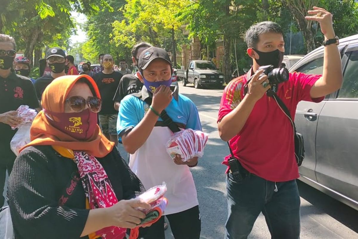 Bagi masker, Bakorwil Bojonegoro-Pokja Wartawan Pemprov Jatim 