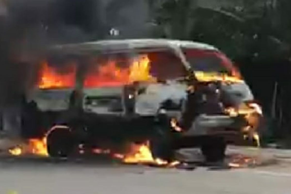 Mobil minibus hangus terbakar dekat SPBU