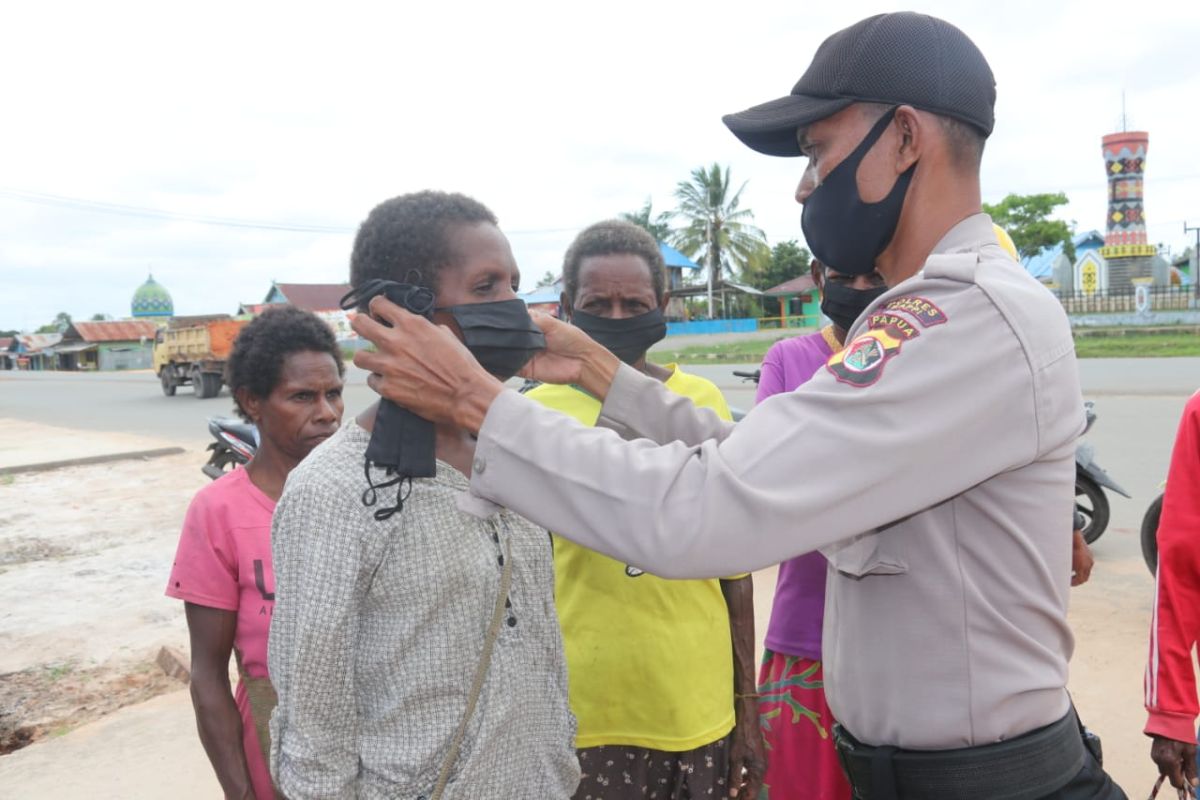 Polisi Mappi bagi masker untuk adaptasi kebiasaan baru