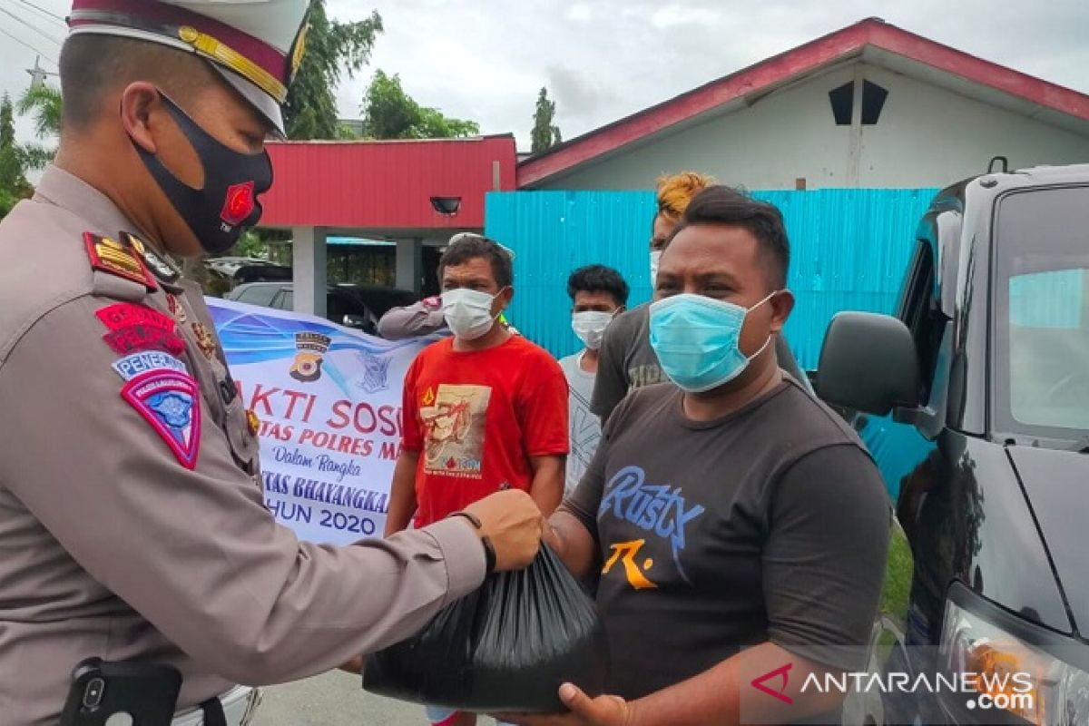 Pekerja informal di Masohi dapat bantuan kebutuhan pokok