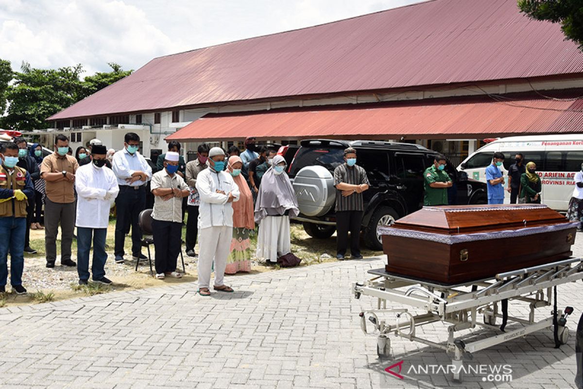 Gubernur Riau shalatkan dokter yang wafat akibat COVID-19