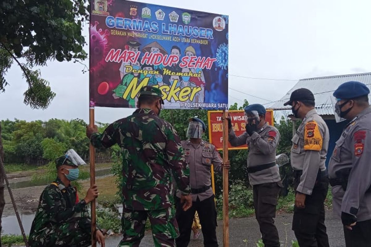 Disiplinkan masyarakat, Brimob bersama TNI-Polri pasang spanduk protokol kesehatan