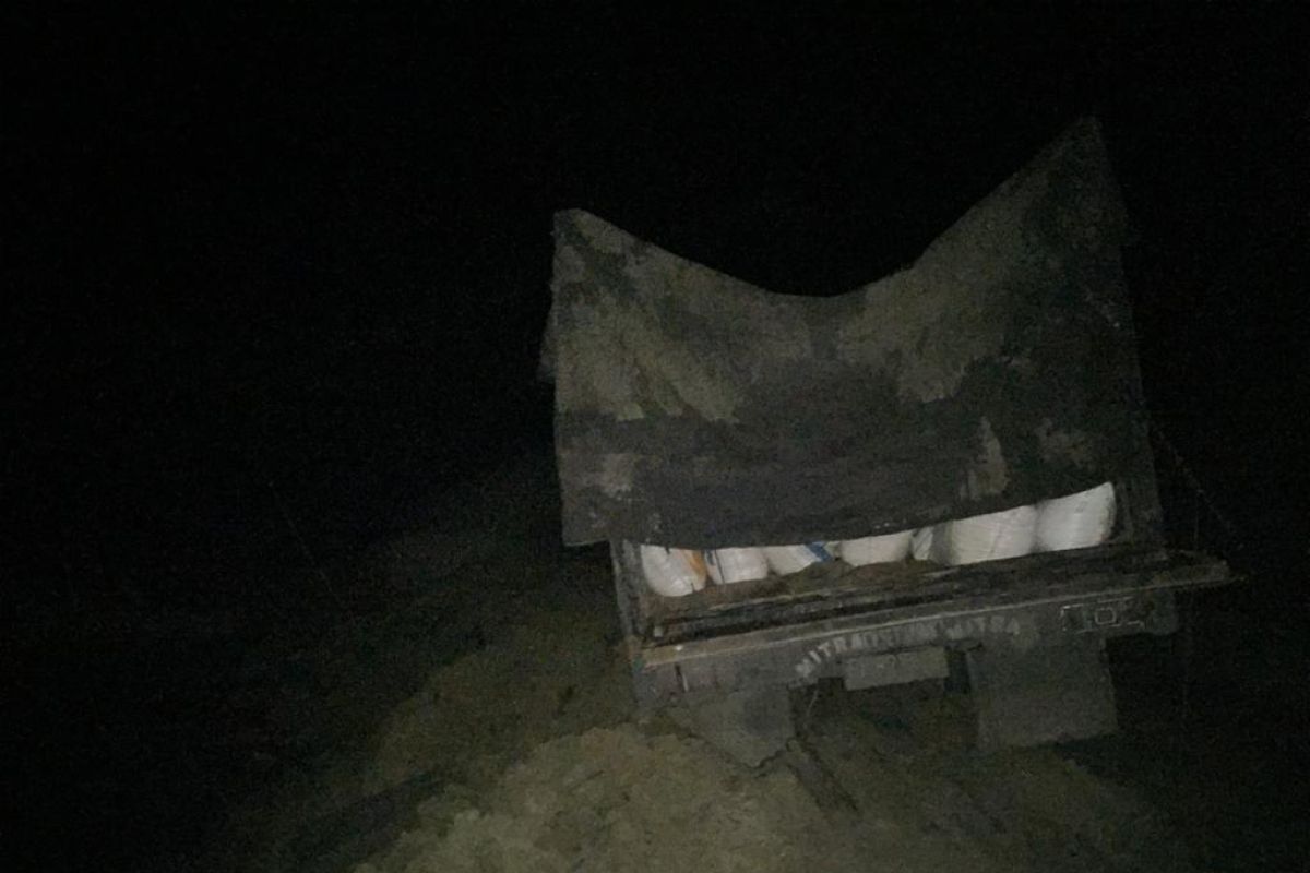 Mobil truk tersangkut di longsoran, rombongan Plt Gubernur Aceh Nova Iriansyah terjebak macet