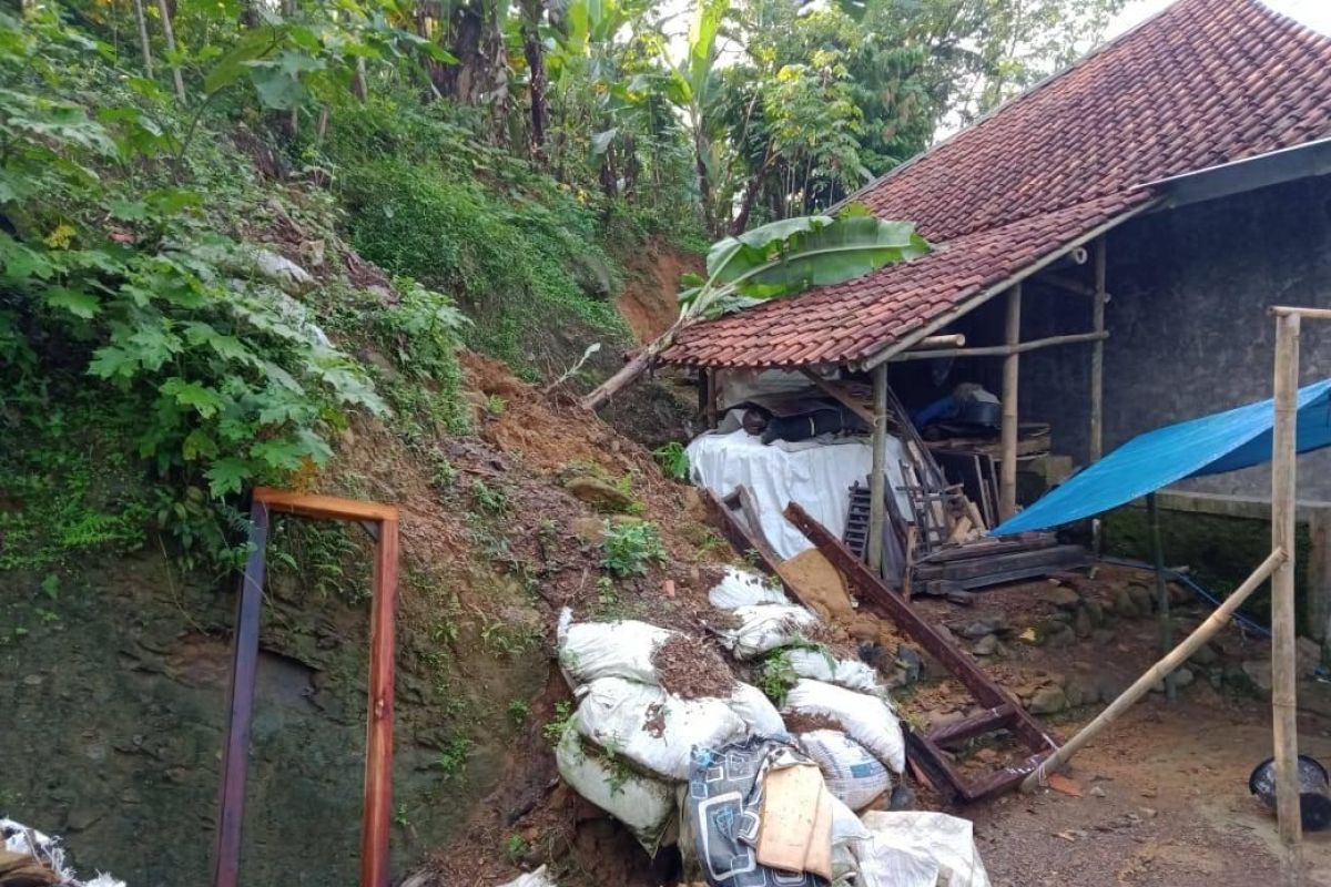 Dua kampung di Lebak terisolasi akibat jembatan amblas diterjang banjir