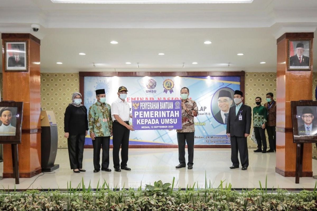 Menteri PMK serahkan berbagai  bantuan di Medan