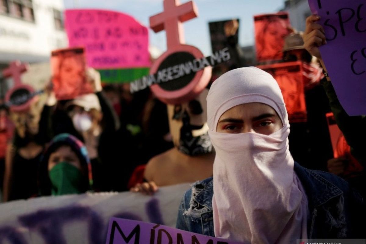 Aktivis penuntut hak perempuan di Meksiko bakar gedung milik komisi HAM