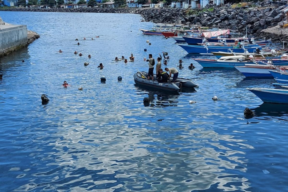 Lantamal VIII bersih-bersih bawah laut di kawasan Megamas Manado