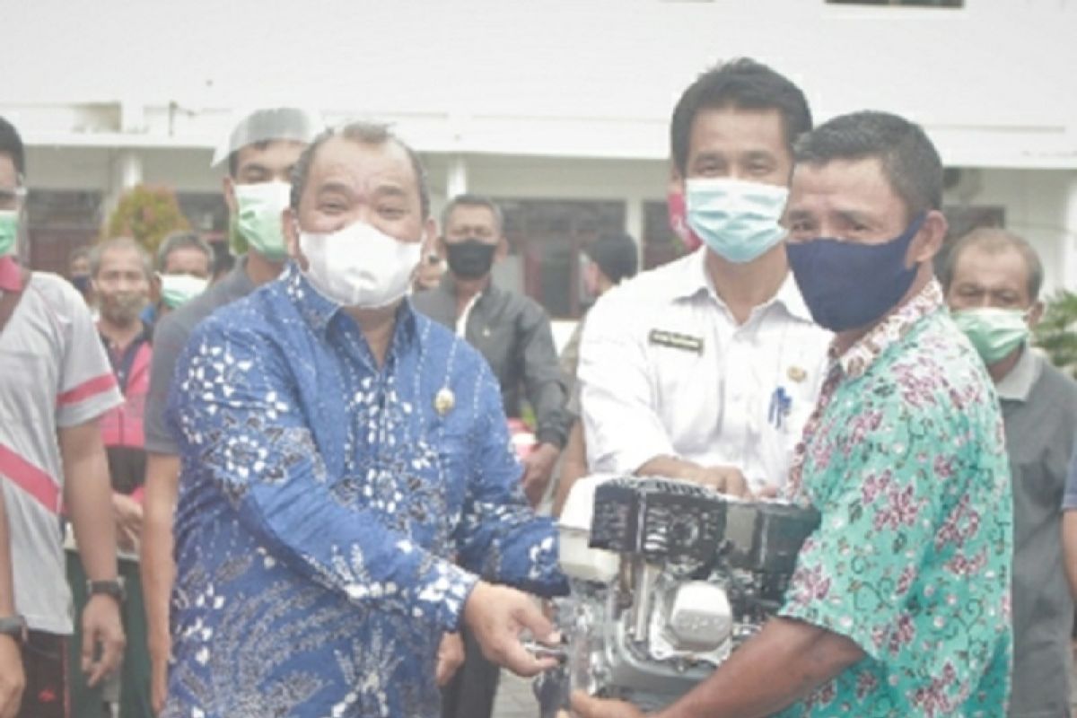 Pemkot Gunungsitoli berikan bantuan mesin perahu kepada nelayan