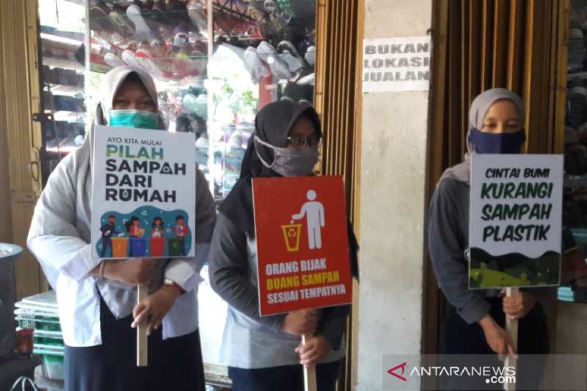 DLH Temanggung  sosialisasikan Hari Bersih-Bersih Sedunia di pasar