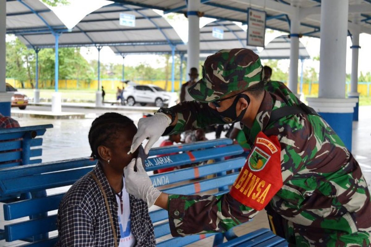 Prajurit TNI bagikan masker gratis di pasar Ukitini Kuala Kencana