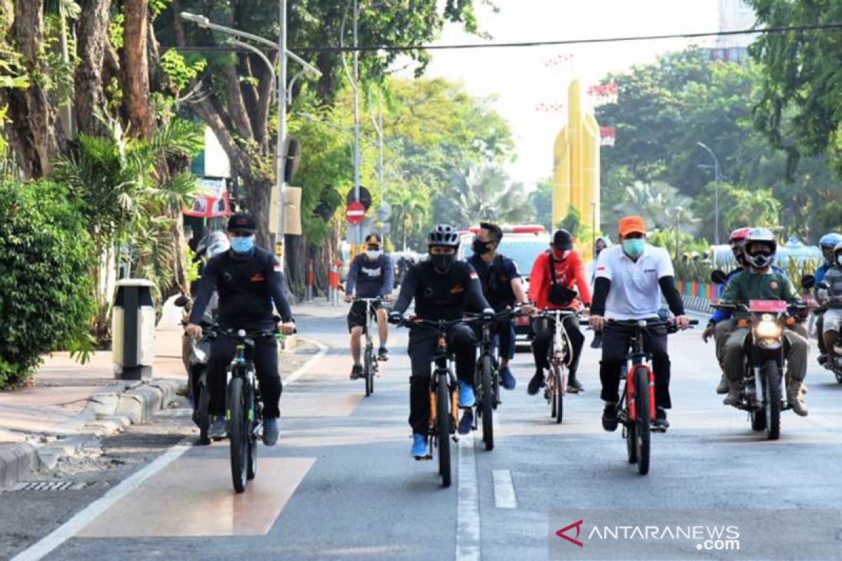 Saat gowes, warga Jatim diingatkan tetap menjaga jarak