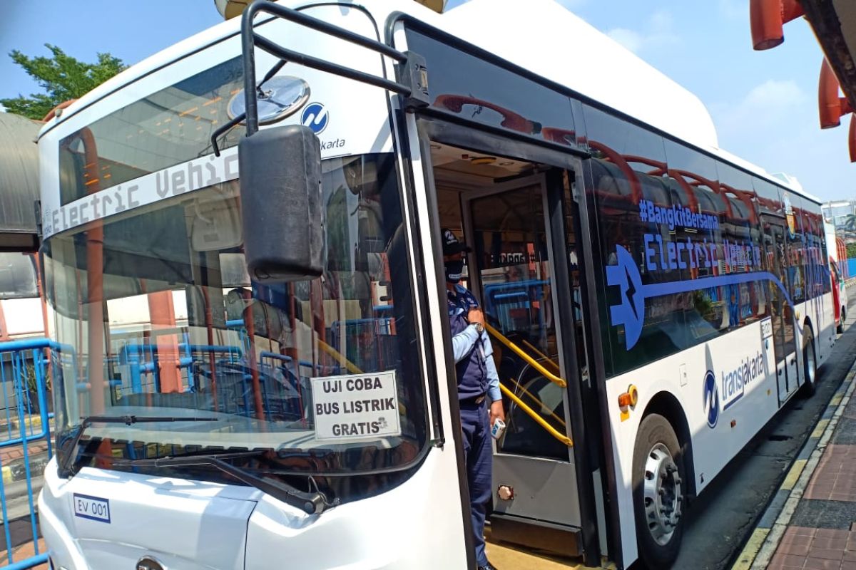 Ganjar dorong penggunaan bus listrik untuk transportasi umum