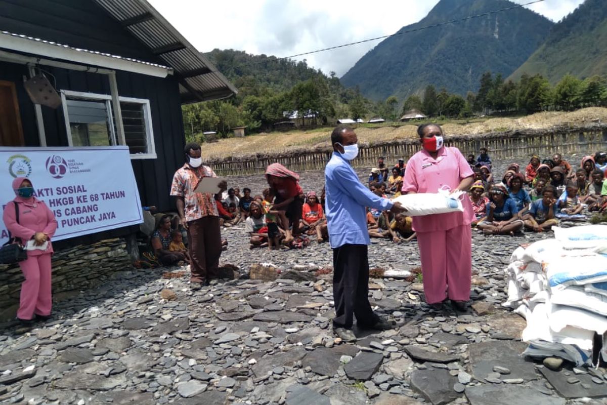 Bhayangkari Puncak Jaya bagikan masker gratis di Distrik Ilu