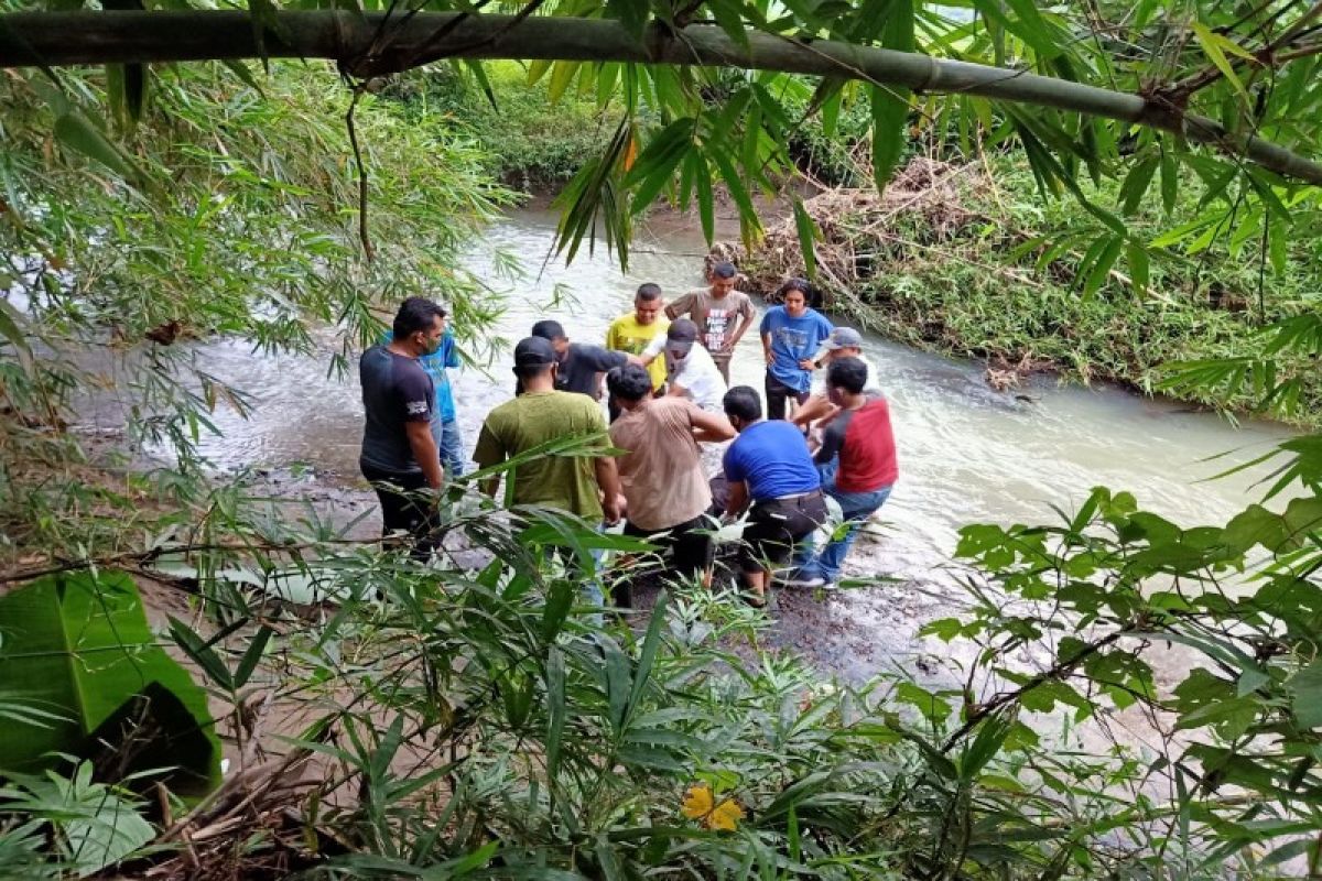 Warga korban banjir ditemukan mengapung di sungai