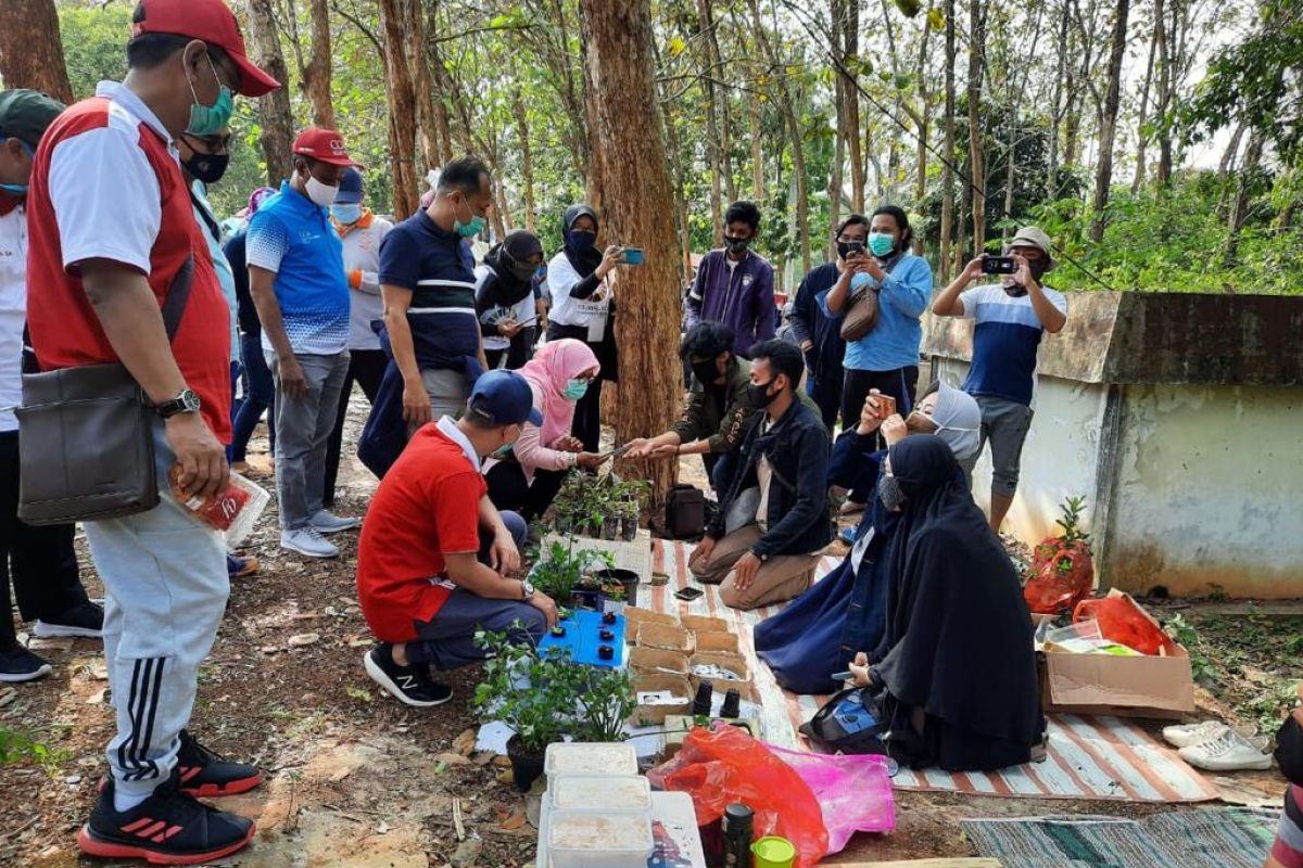 Rektor Karomani buka Pasar Rakyat Unila