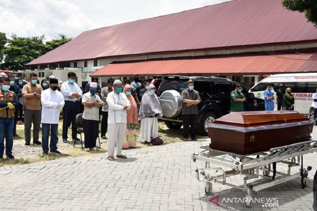 Dua tenaga medis wafat, Gubernur Riau lepas dokter Oki dengan air mata