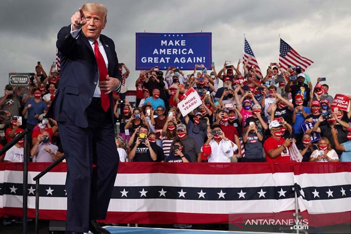 Trump adakan kampanye di dalam ruangan di tengah kekhawatiran corona