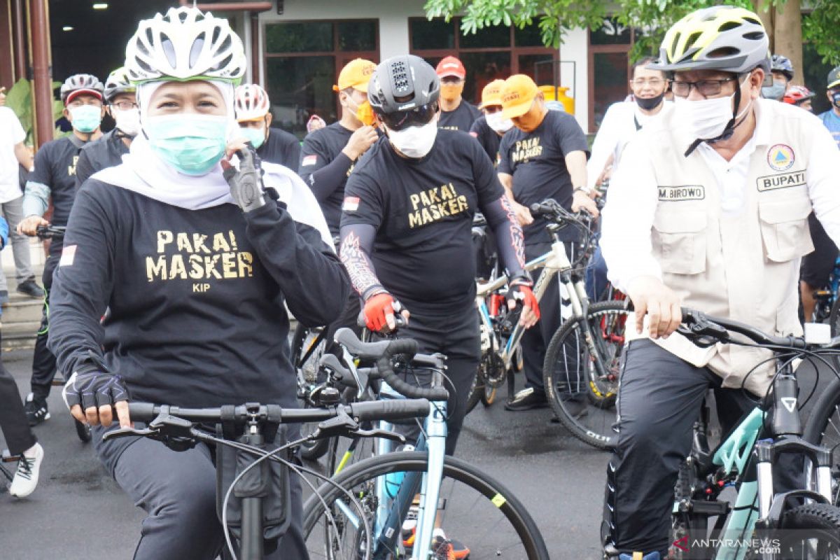 Gubernur Khofifah gowes bareng penyintas di Tulungagung kampanye masker