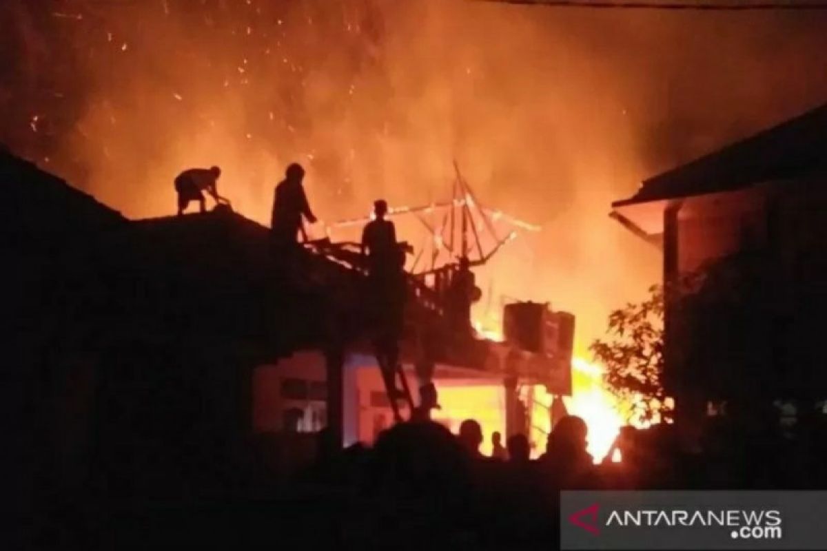 Dua orang meninggal tersengat listrik, Ponpes di Cianjur terbakar