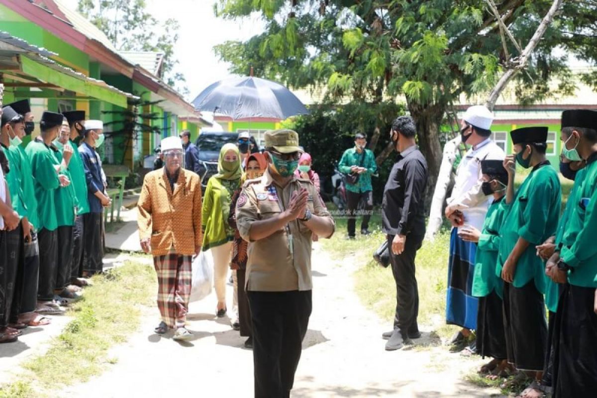 Gubernur Bantu 1 Ton Beras Anak-anak Pekerja Migran