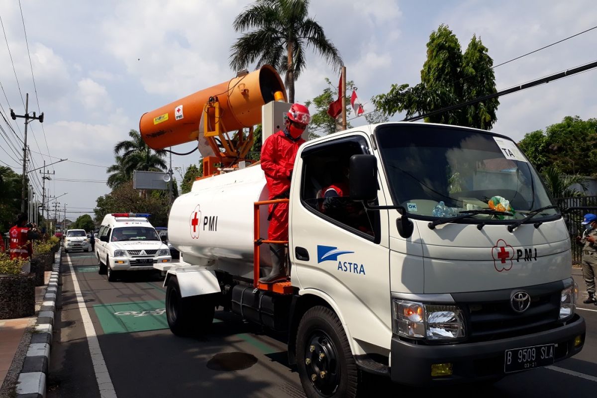 Di Kediri, mobil gunner PMI semprotkan disinfektan di jalan protokol