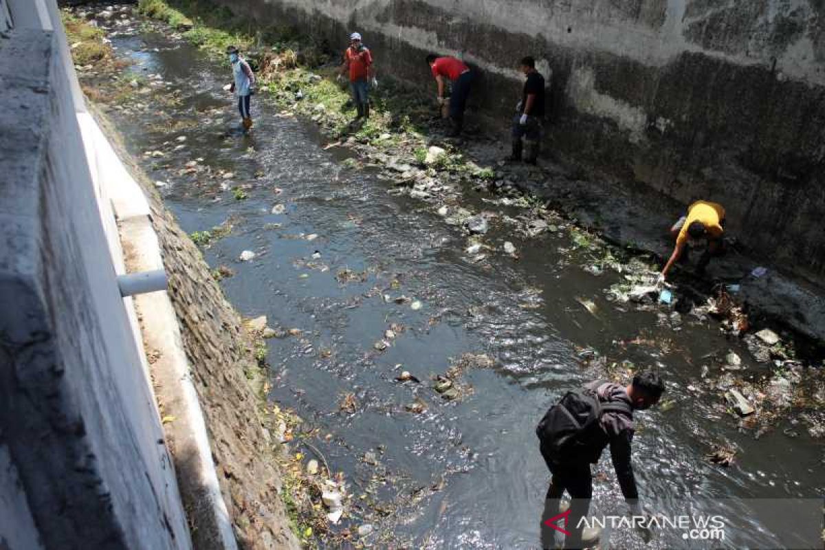 121 warga Solo tidak bermasker dihukum bersihkan sungai