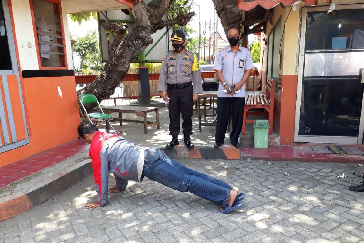 Sejumlah warga Kediri dihukum push up karena tidak bermasker