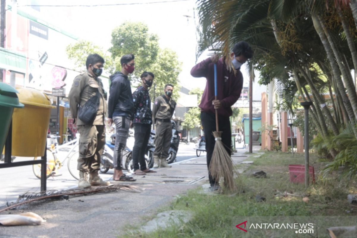 Puluhan warga Kota Probolinggo terjaring razia masker disanksi bersihkan GOR