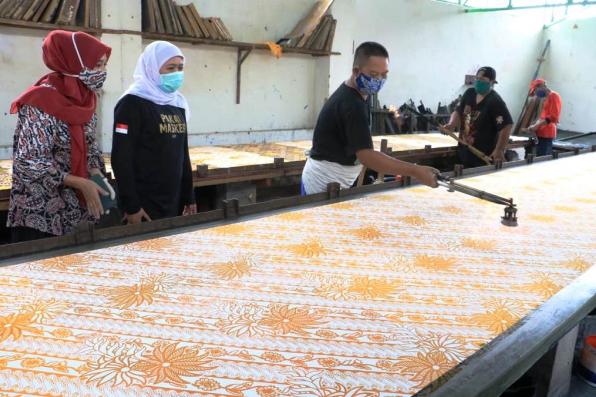 Gubernur Jatim ingatkan perajin batik daftarkan produk ke HKI