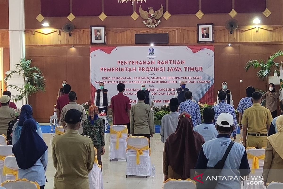 Gubernur Jatim serahkan BLT-DD dan masker di Pamekasan