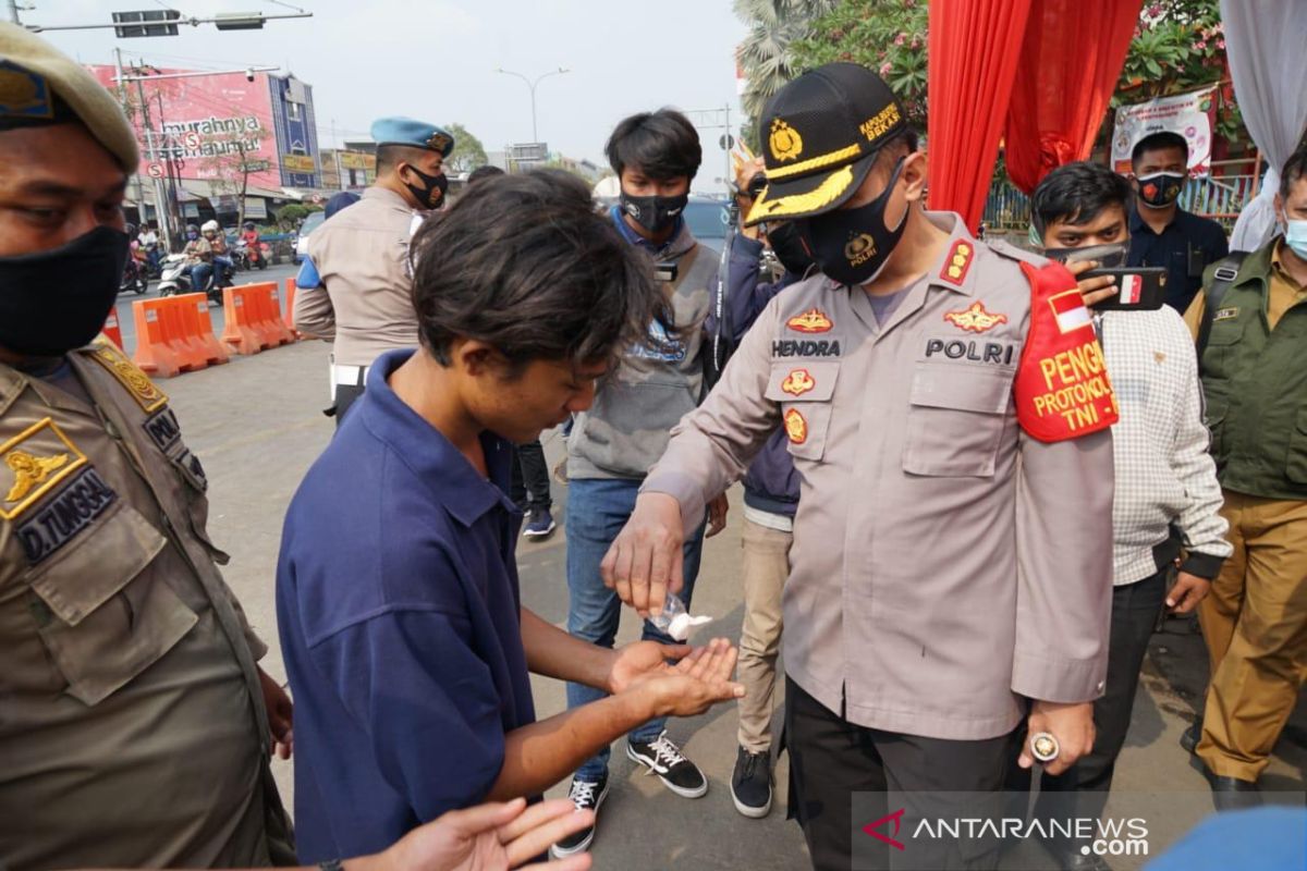 Puluhan warga Bekasi terjaring razia masker petugas gabungan