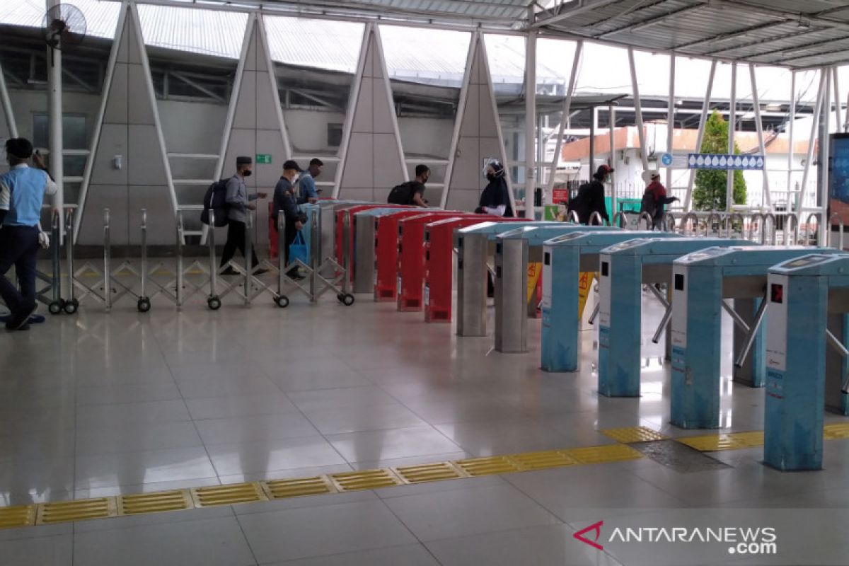 Hari pertama PSBB DKI, penumpang KRL dari Stasiun Bogor tidak ada antrian panjang