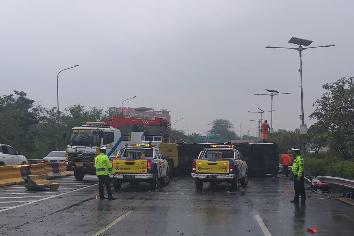 Kecelakaan di Tol Jagorawi akibat bus Kemenhan tabrak pembatas