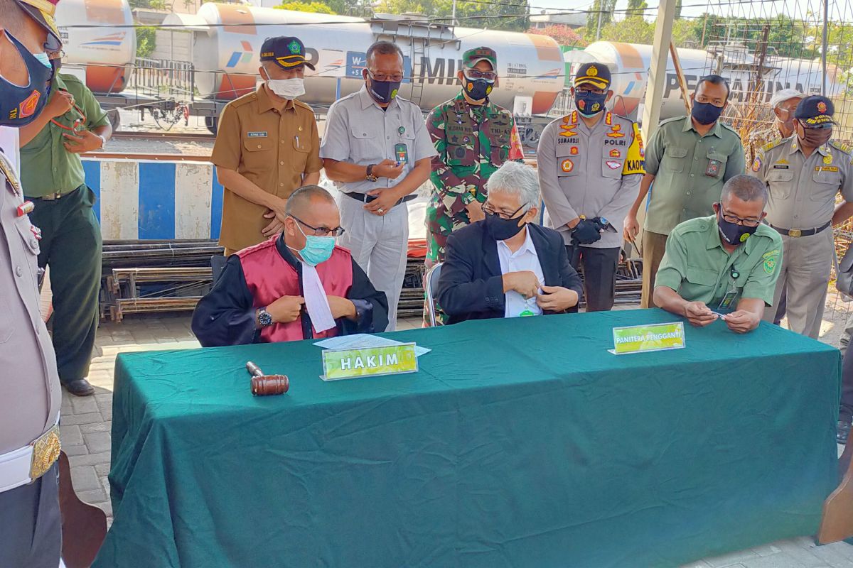 Belasan pelanggar protokol kesehatan jalani sidang di tempat