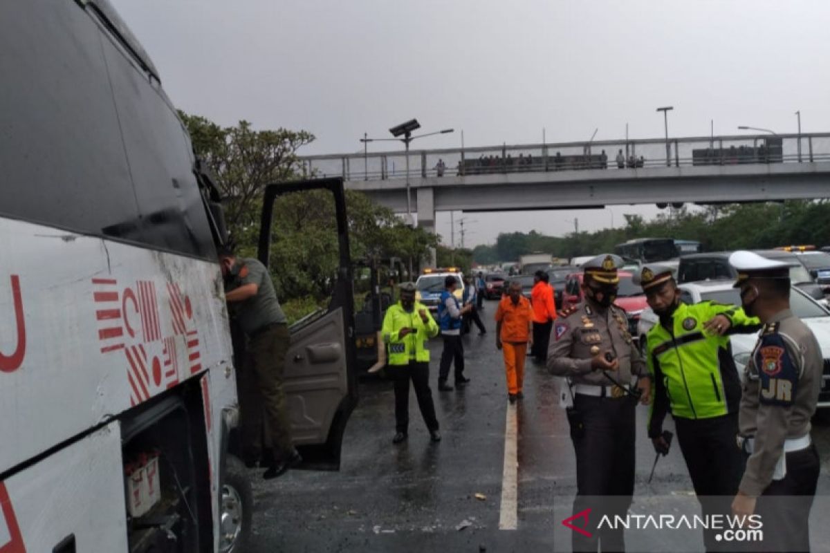 Lalu lintas  arah GT Cililitan Tol Jagorawi ditutup untuk olah TKP kecelakaan