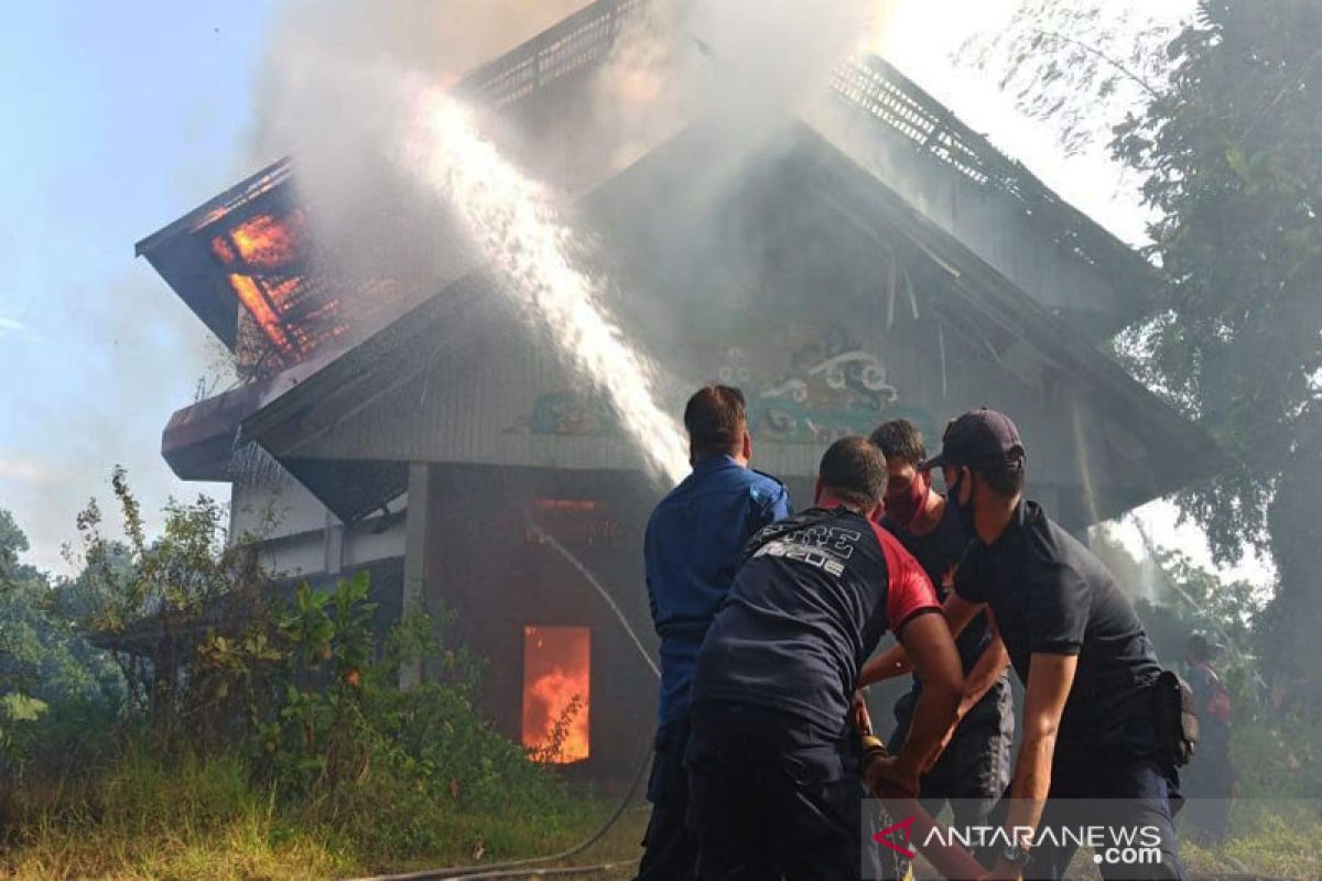 Lama tak berfungsi, gedung SGO milik UPR hangus terbakar