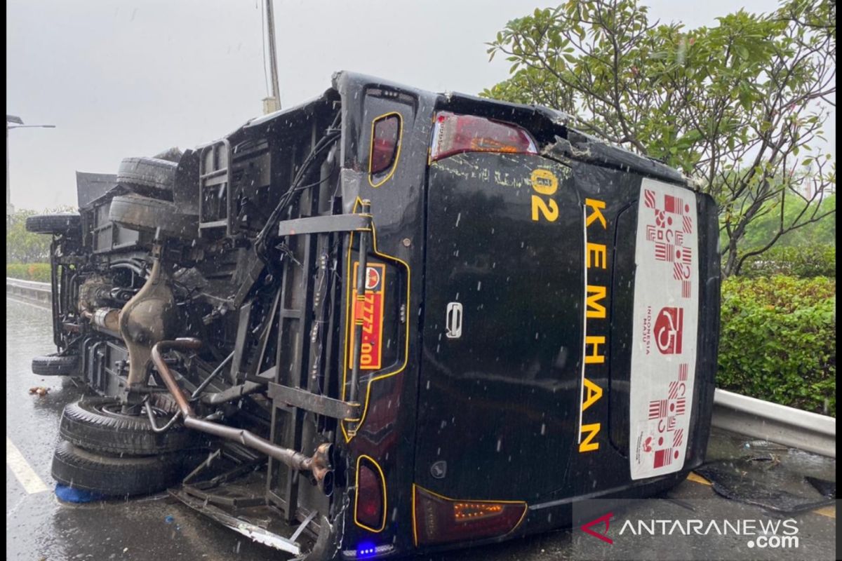 Bus Kemenhan dan TNI AL terlibat kecelakaan  di KM3 Tol Jagorawi